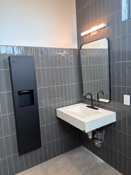 More Photos Of 1313 Mercantile St, Richmond Storefront Retail Residential For Sale