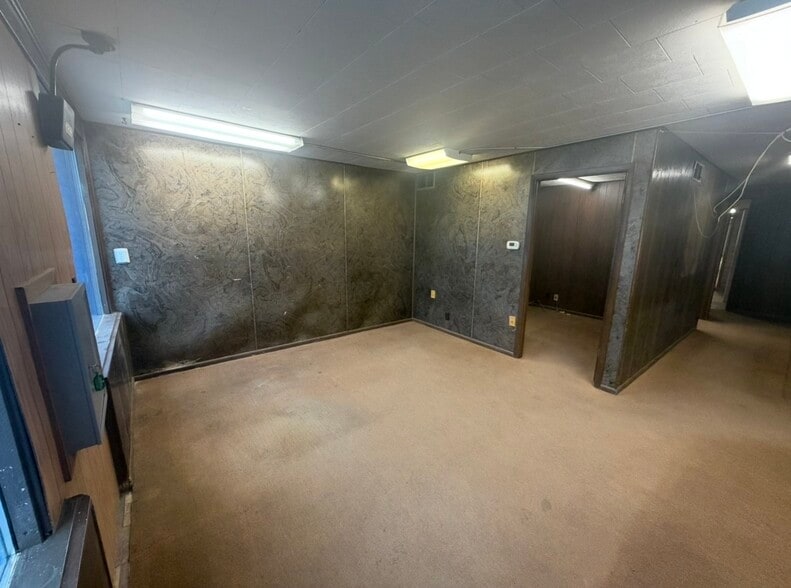 More Photos Of 217 E 8th St, Cozad Flex For Sale