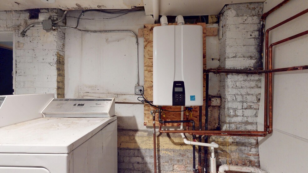 More Photos Of 2004 W Roscoe St, Chicago Apartments For Lease