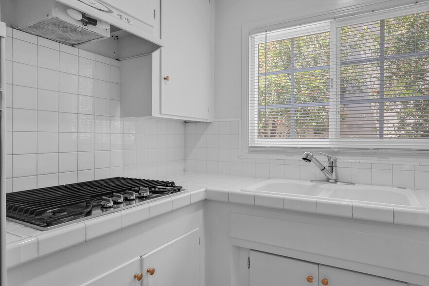 More Photos Of 939 Larrabee St, West Hollywood Apartments For Sale