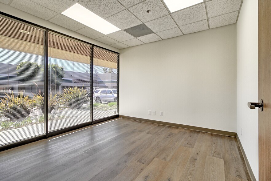 More Photos Of 4564 Telephone Rd, Ventura Warehouse For Lease