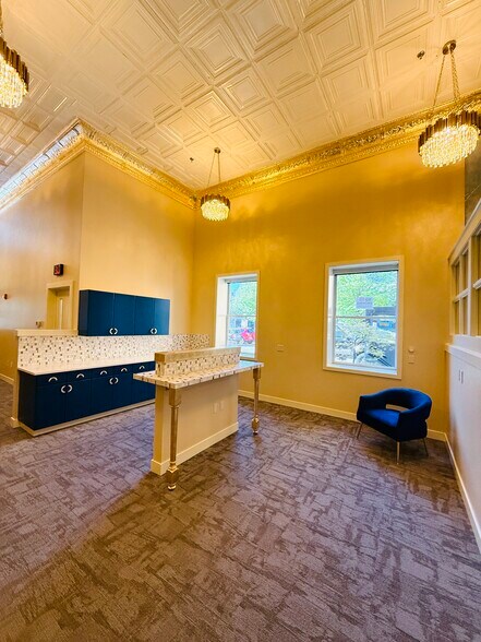 More Photos Of 447 State St, Salem Apartments For Lease