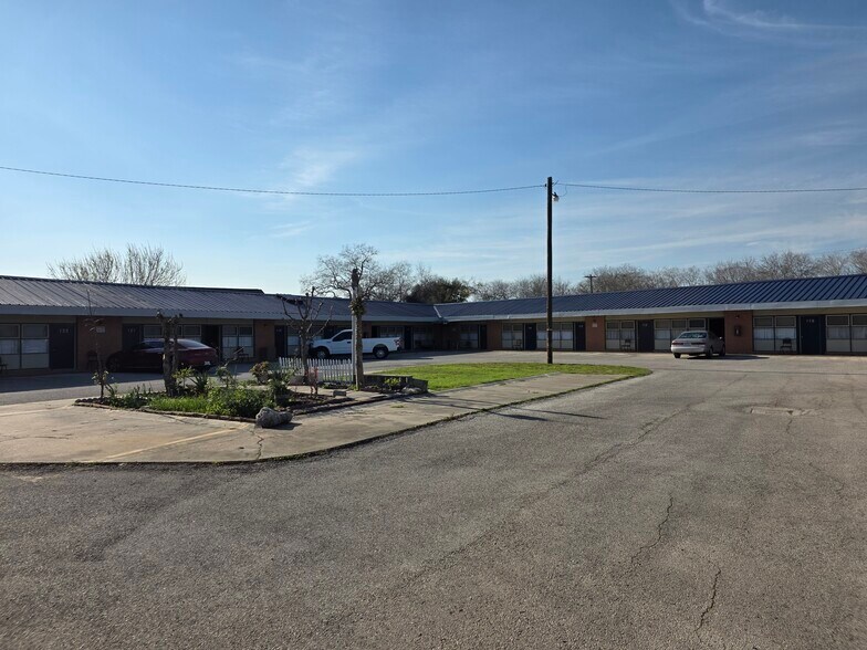 More Photos Of 1207 W Main St, Port Lavaca Hotel For Sale