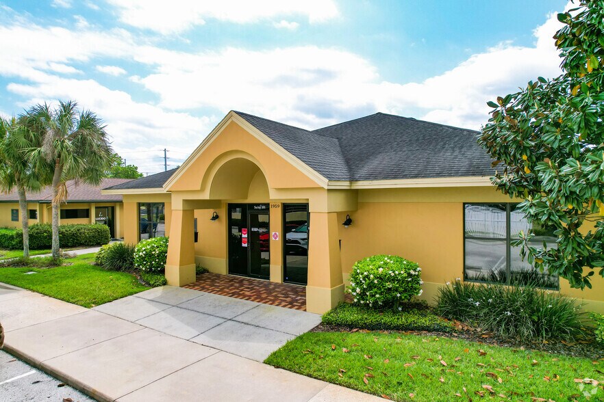 More Photos Of 1959 E Edgewood Dr, Lakeland Office For Lease