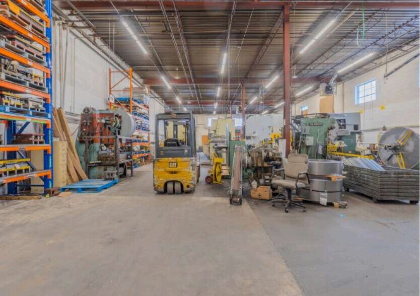 More Photos Of 375-455 Deslauriers Rue, Saint-Laurent Warehouse For Lease