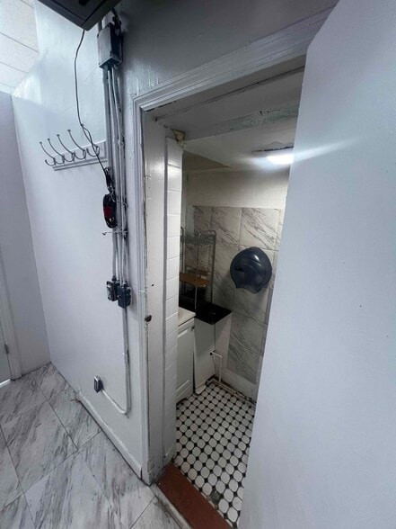 More Photos Of 4216 Greenpoint Ave, Sunnyside General Retail For Lease