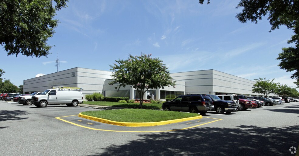 More Photos Of 230 Clearfield Ave, Virginia Beach Showroom For Lease