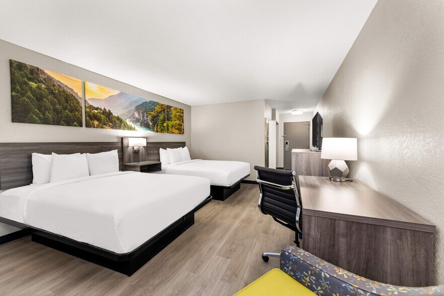 More Photos Of 70 N Stevens St, Rhinelander Hotel For Sale