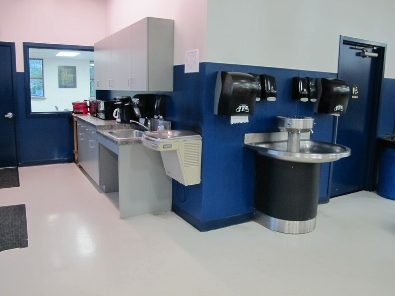 More Photos Of 1828 Freedom Rd, Lancaster Warehouse For Lease