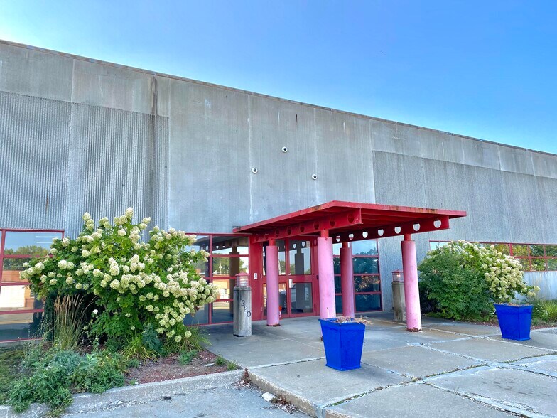 More Photos Of 1202 Thomas Beck Rd, Des Moines Flex For Lease