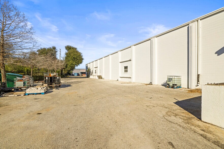 More Photos Of 1555 Sunshine Dr, Clearwater Warehouse For Sale