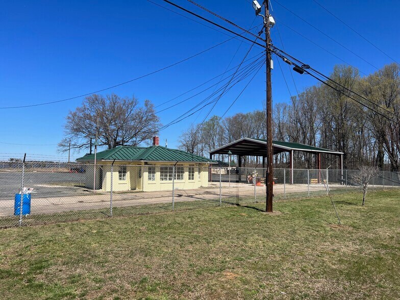 More Photos Of 1625 N US Highway 29, Salisbury Flex For Sale