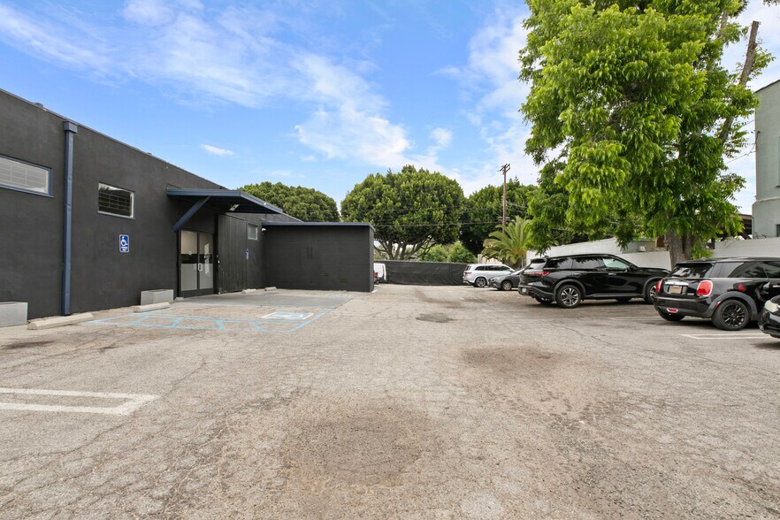 More Photos Of 1604 Venice Blvd, Los Angeles Showroom For Lease