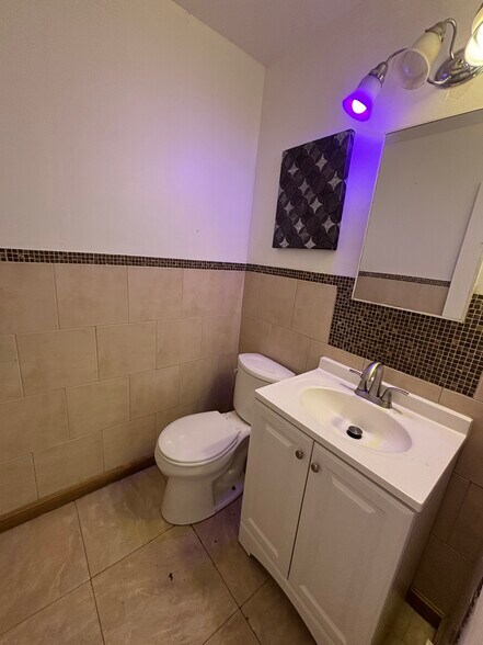 More Photos Of 10843 Burbank Blvd, North Hollywood Office For Lease