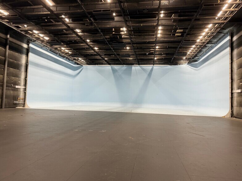 More Photos Of 13927 Saticoy St, Panorama City Movie Radio TVStudio For Lease