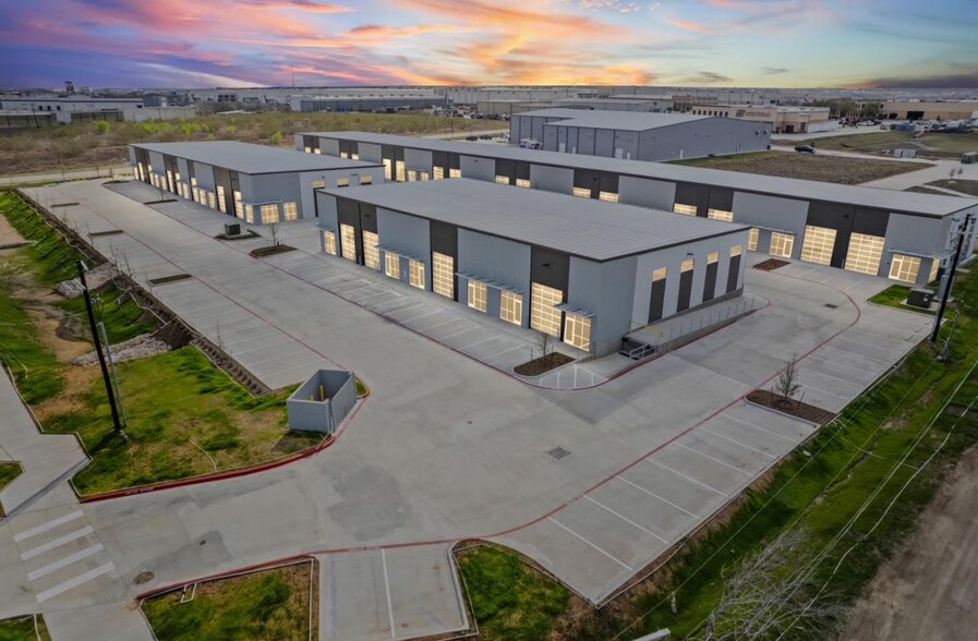 More Photos Of 2710 Business Park Dr, Buda Unknown For Lease