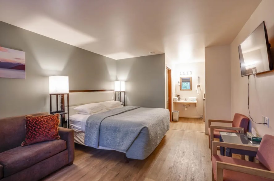 More Photos Of 211 Wisconsin Ave, Wisconsin Dells Hotel For Sale