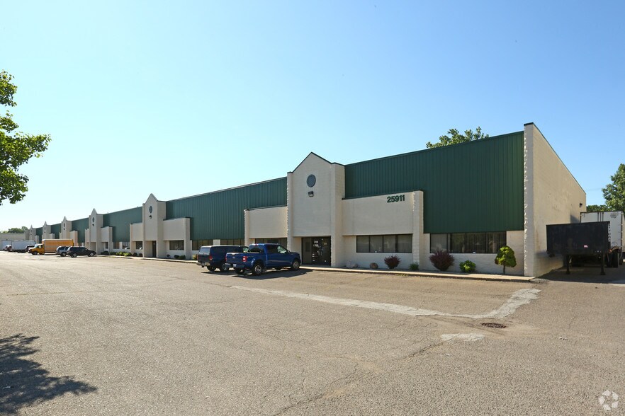 More Photos Of 25911 Northline Commerce Dr, Taylor Warehouse For Lease