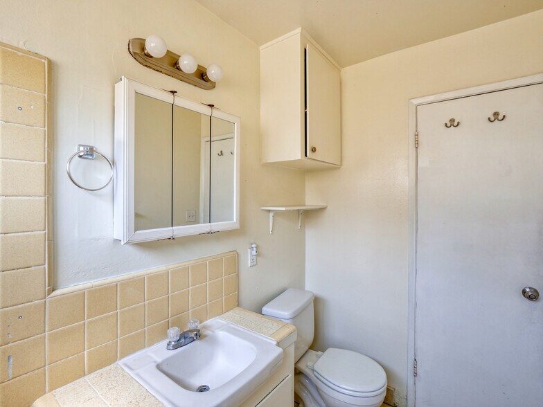 More Photos Of 8520 Sunland Blvd, Sun Valley Apartments For Sale