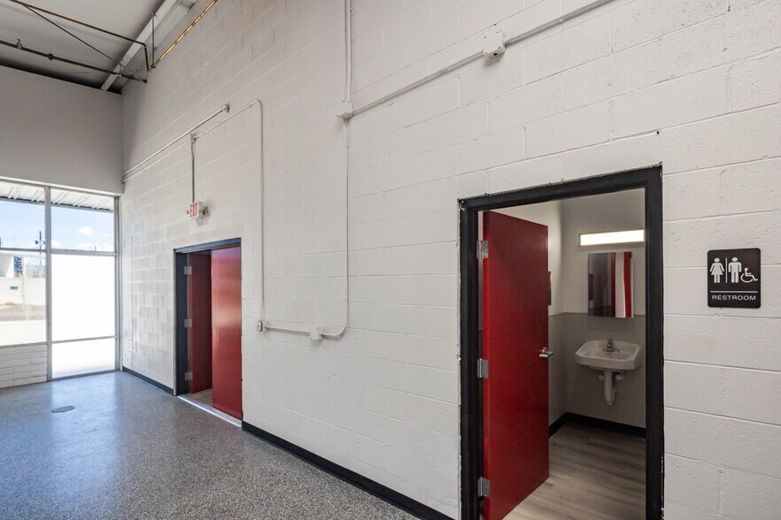 More Photos Of 1851 Commander Dr, Lake Havasu City Freestanding For Lease