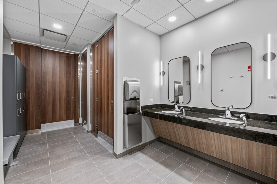 More Photos Of 9550 W Higgins Rd, Rosemont Office For Lease