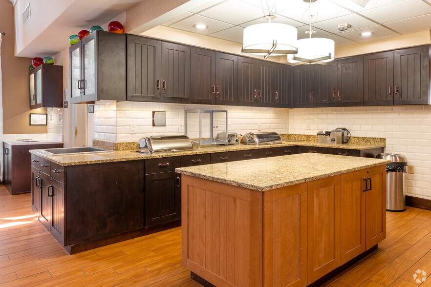 More Photos Of 9169 Markville Dr, Dallas Hotel For Sale