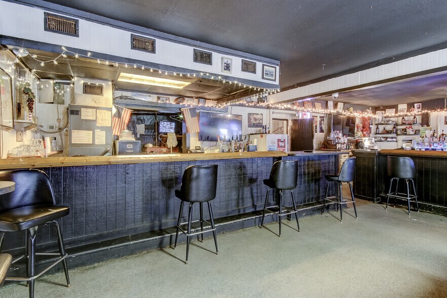 More Photos Of 5402 W US Highway 92, Plant City Bar For Sale