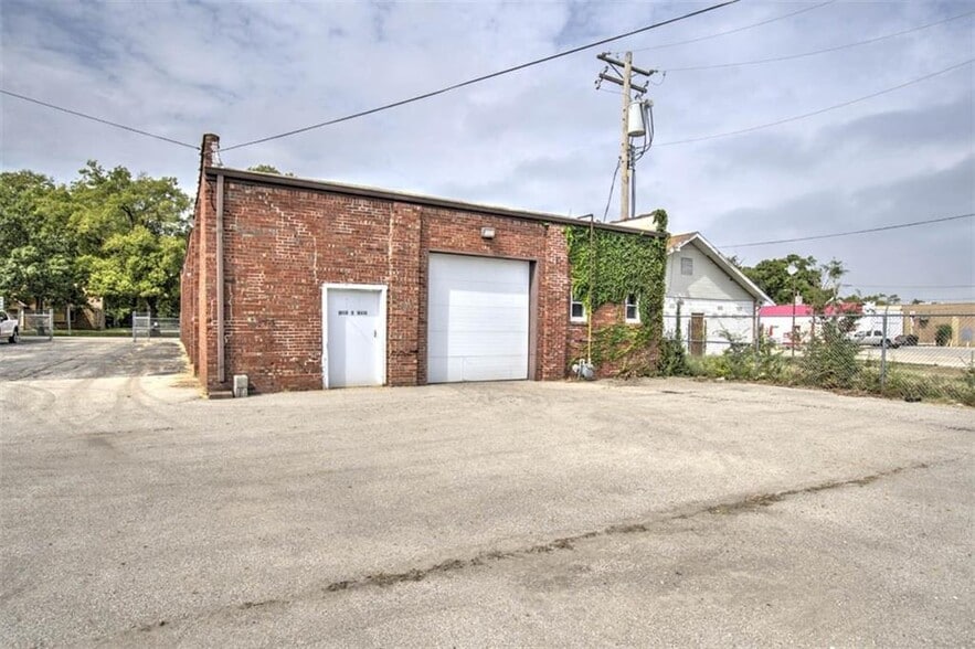 More Photos Of 1050 N Main St, Decatur Office For Sale