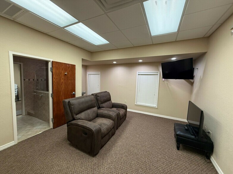 More Photos Of 2502 N Frontage Rd, Plant City Warehouse For Lease