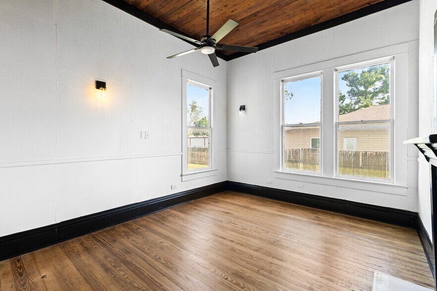 More Photos Of 327 S Robb St, Trinity Specialty For Lease