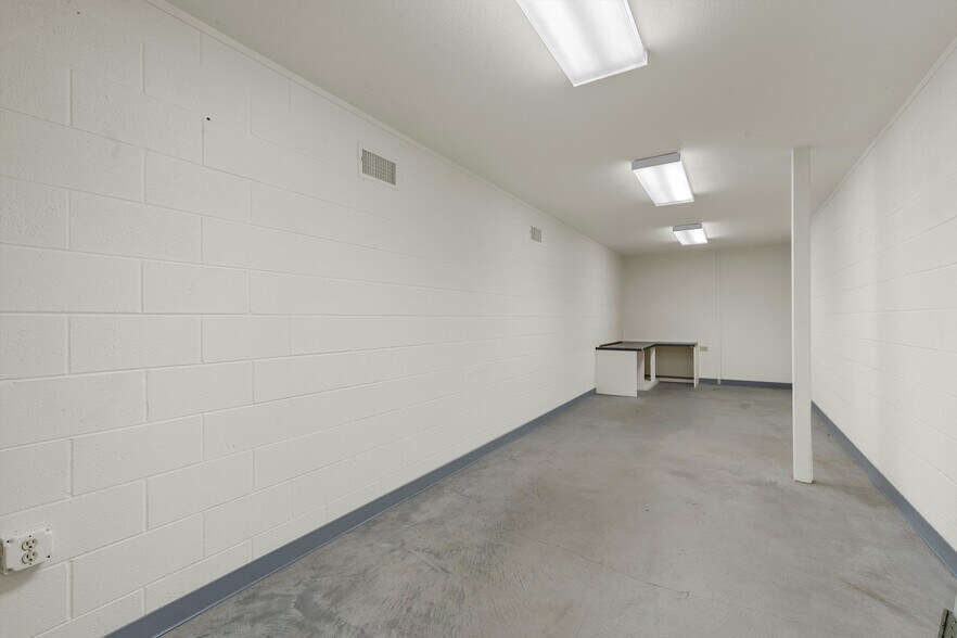 More Photos Of 107 W Main St, Cameron Storefront Retail Office For Lease