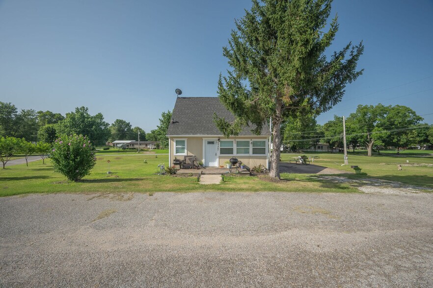 More Photos Of 64487 E 254 Loop, Grove Specialty For Sale