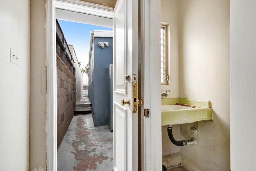 More Photos Of 5709 E Beverly Blvd, Los Angeles Office Residential For Lease