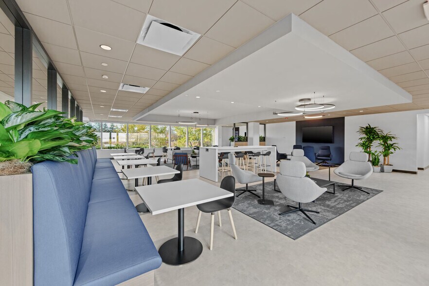 More Photos Of 650 Dundee Rd, Northbrook Office For Lease