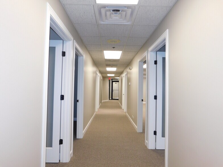 More Photos Of 1060 E Lake St, Hanover Park Office For Sale
