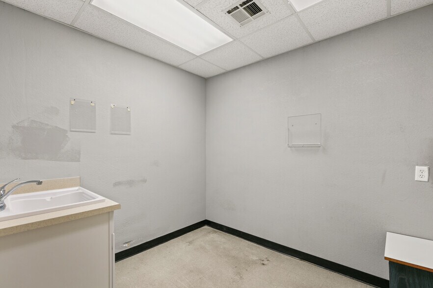More Photos Of 872 E Sahara Ave, Las Vegas Medical For Lease
