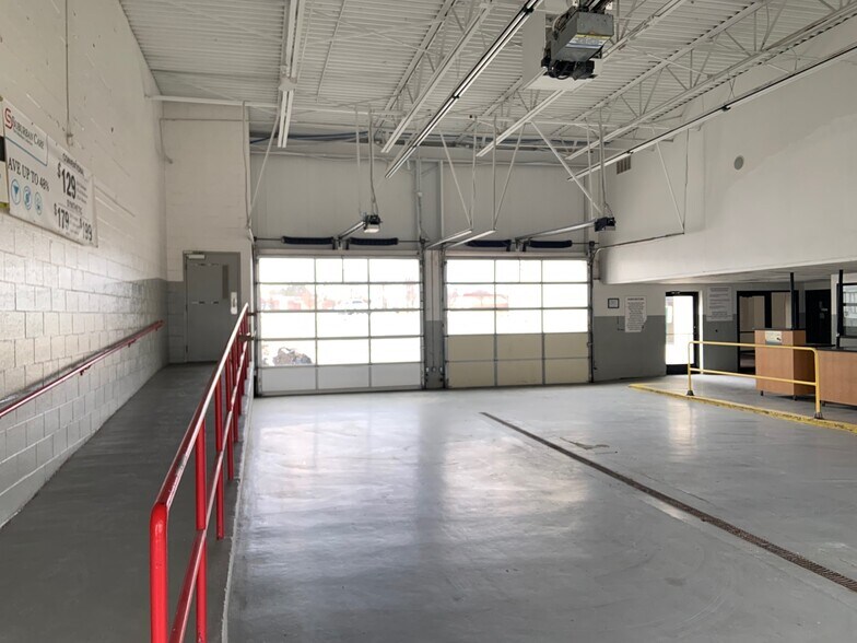 More Photos Of 35200 Grand River Ave, Farmington Hills General Retail For Sale