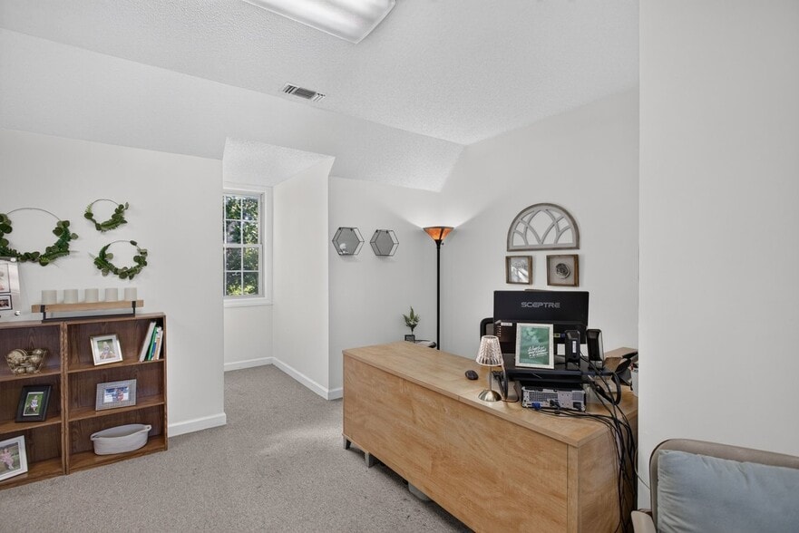 More Photos Of 800 Country Club Rd, Harrisonburg Office For Sale