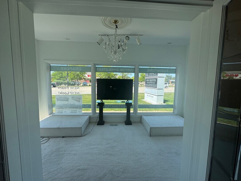 More Photos Of 830 E State St, Geneva Freestanding For Lease