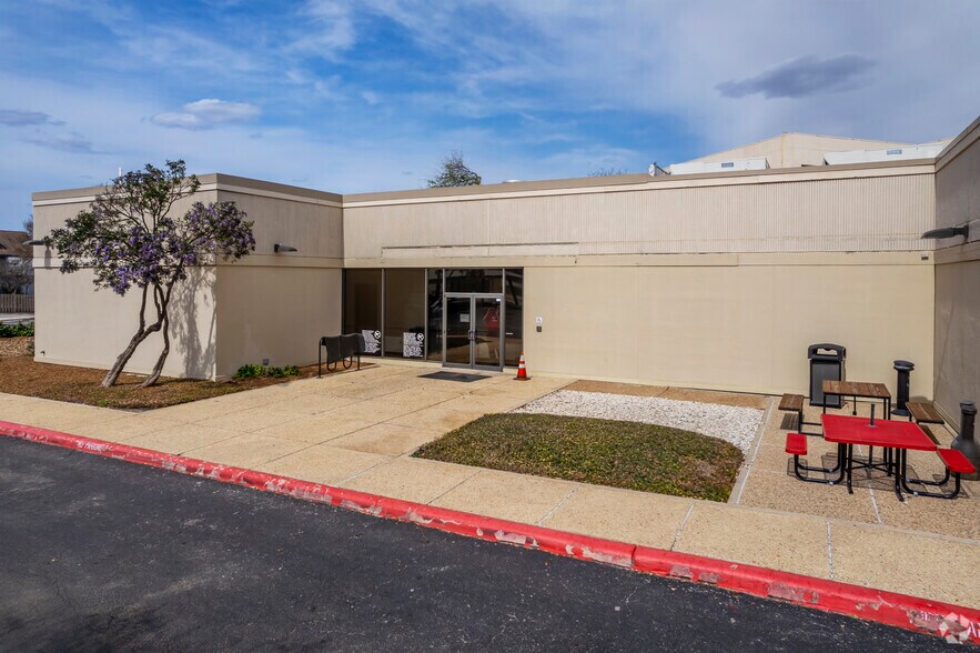 More Photos Of 10000 W IH-10, San Antonio Office For Lease