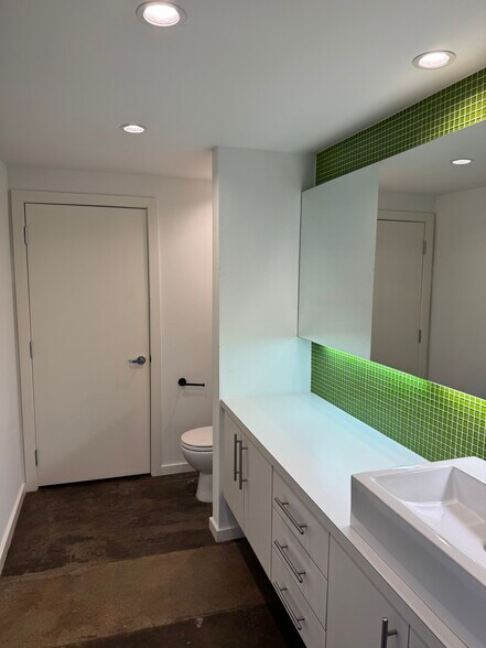 More Photos Of 2251 Vantage St, Dallas Loft Creative Space For Lease
