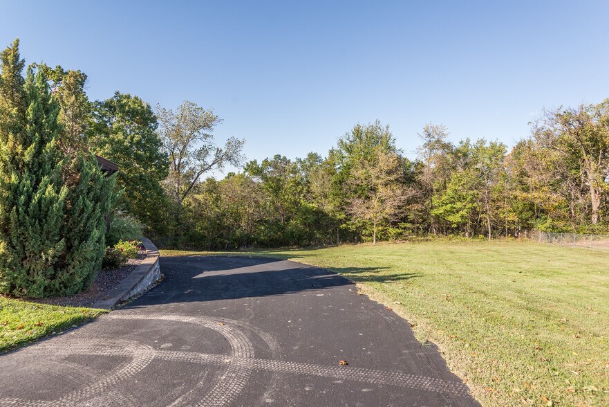 More Photos Of 1423 Randy Ln, Jefferson City Office For Sale