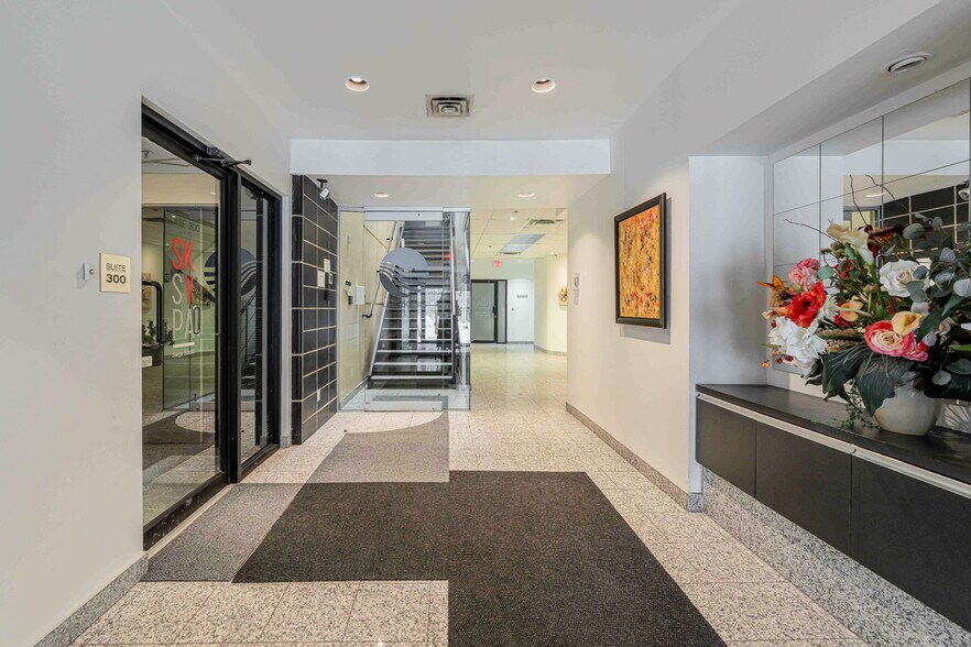 More Photos Of 50 Rue de Lauzon, Boucherville Flex For Lease