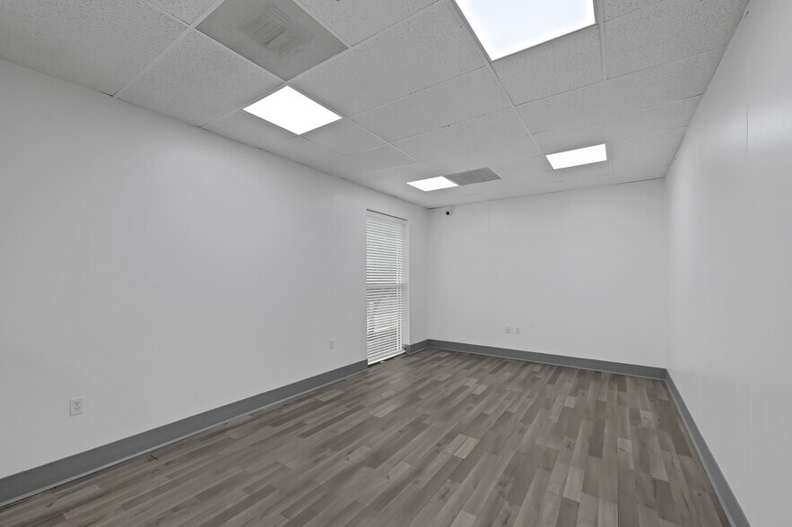 More Photos Of 1124 Blalock Rd, Houston Warehouse For Sale