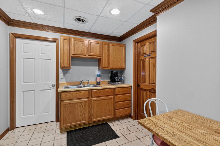 More Photos Of 638 Main St, Columbia Office For Sale