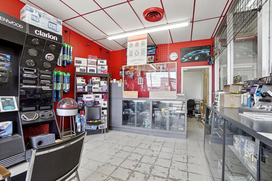 More Photos Of 4845-4849 Rue D'amiens, Montréal Storefront Retail Residential For Sale