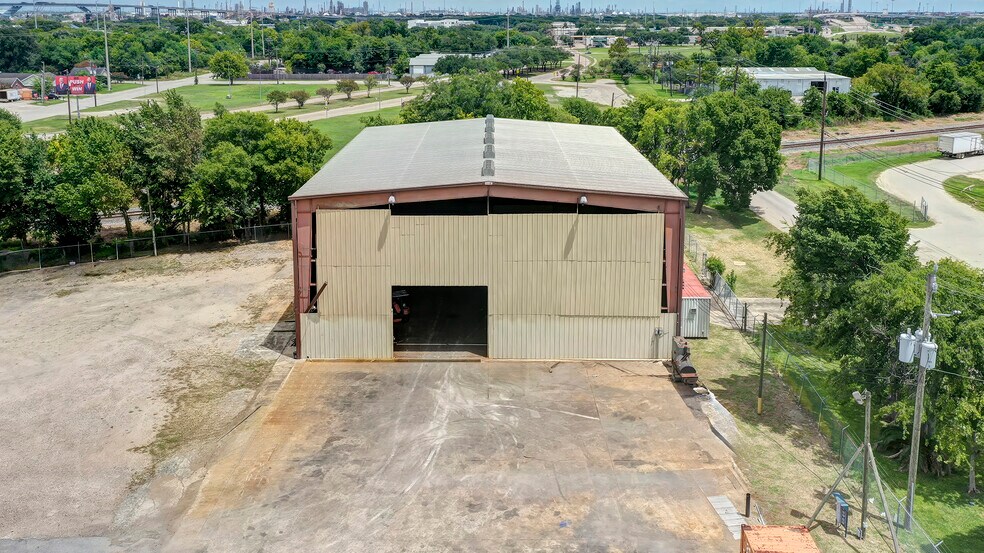More Photos Of 7520 Lawndale St, Houston Warehouse For Lease