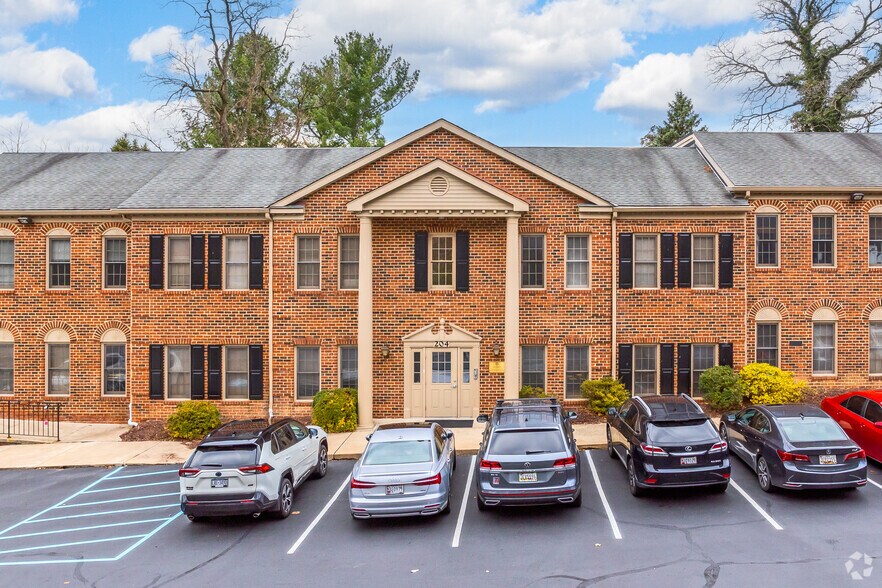 More Photos Of 204 Monroe St, Rockville Office For Sale