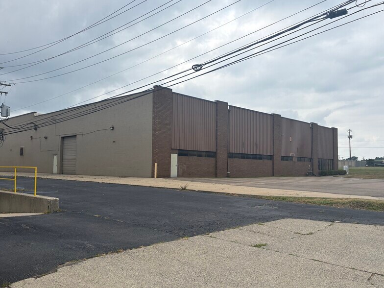 More Photos Of 34481-34489 Industrial Rd, Livonia Manufacturing For Lease