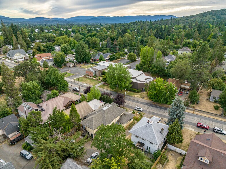 More Photos Of 807 NW 5th St, Grants Pass Apartments For Sale